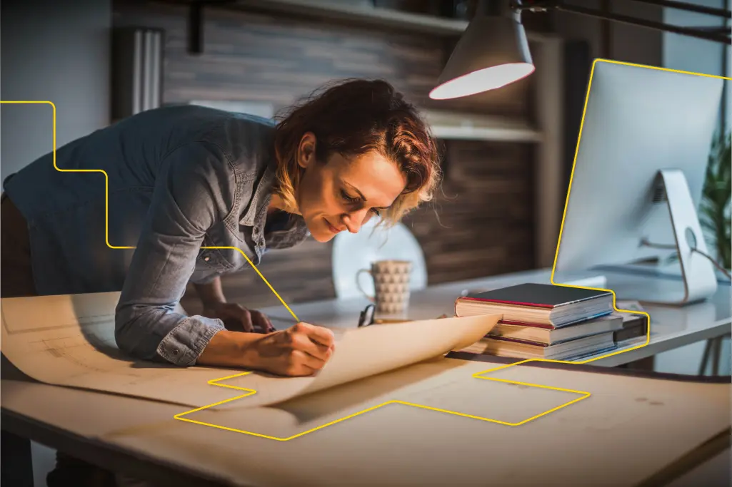 Arkitekt som jobbar med ritningar