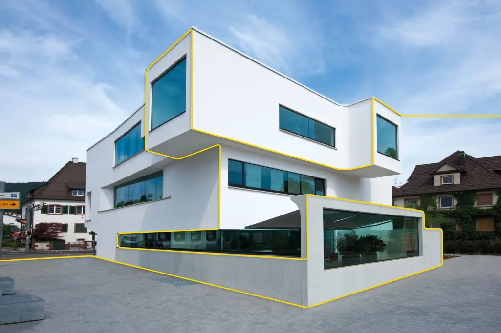 Vitt hus med puts och en gul linje