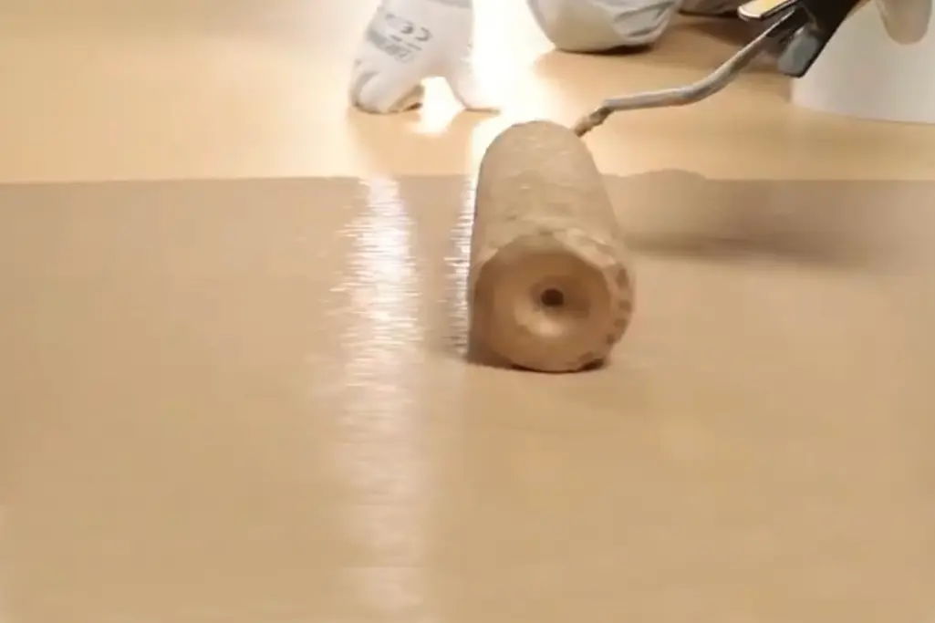 Applicering av golvfärg med roller