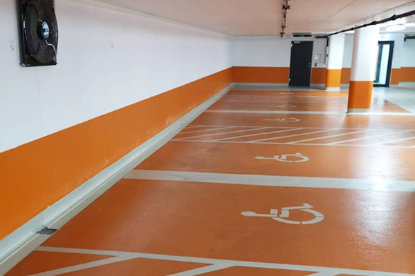 Orangefärgade parkeringsfickor med vita markeringar.