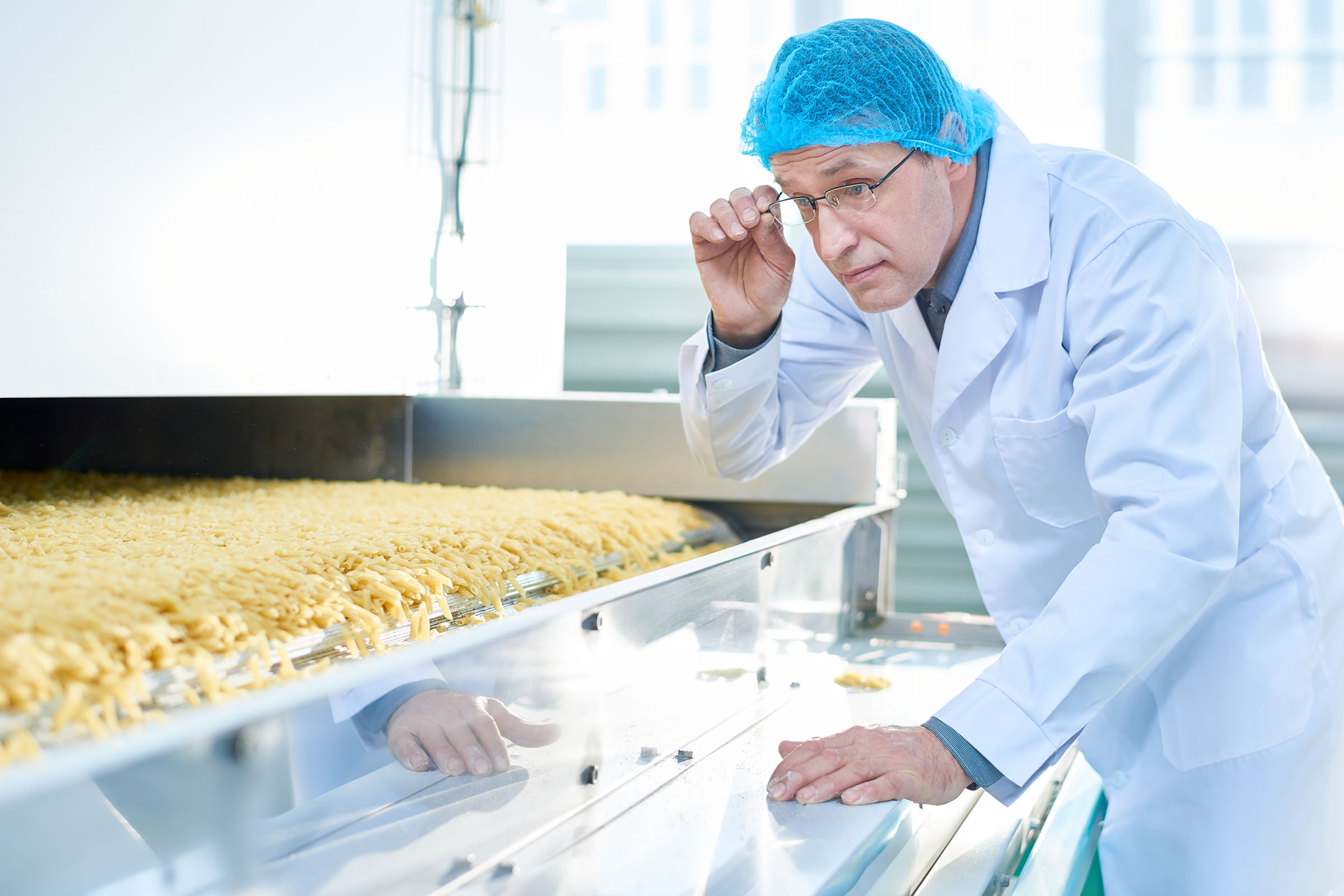 man som inspekterar livsmedelstillverkning