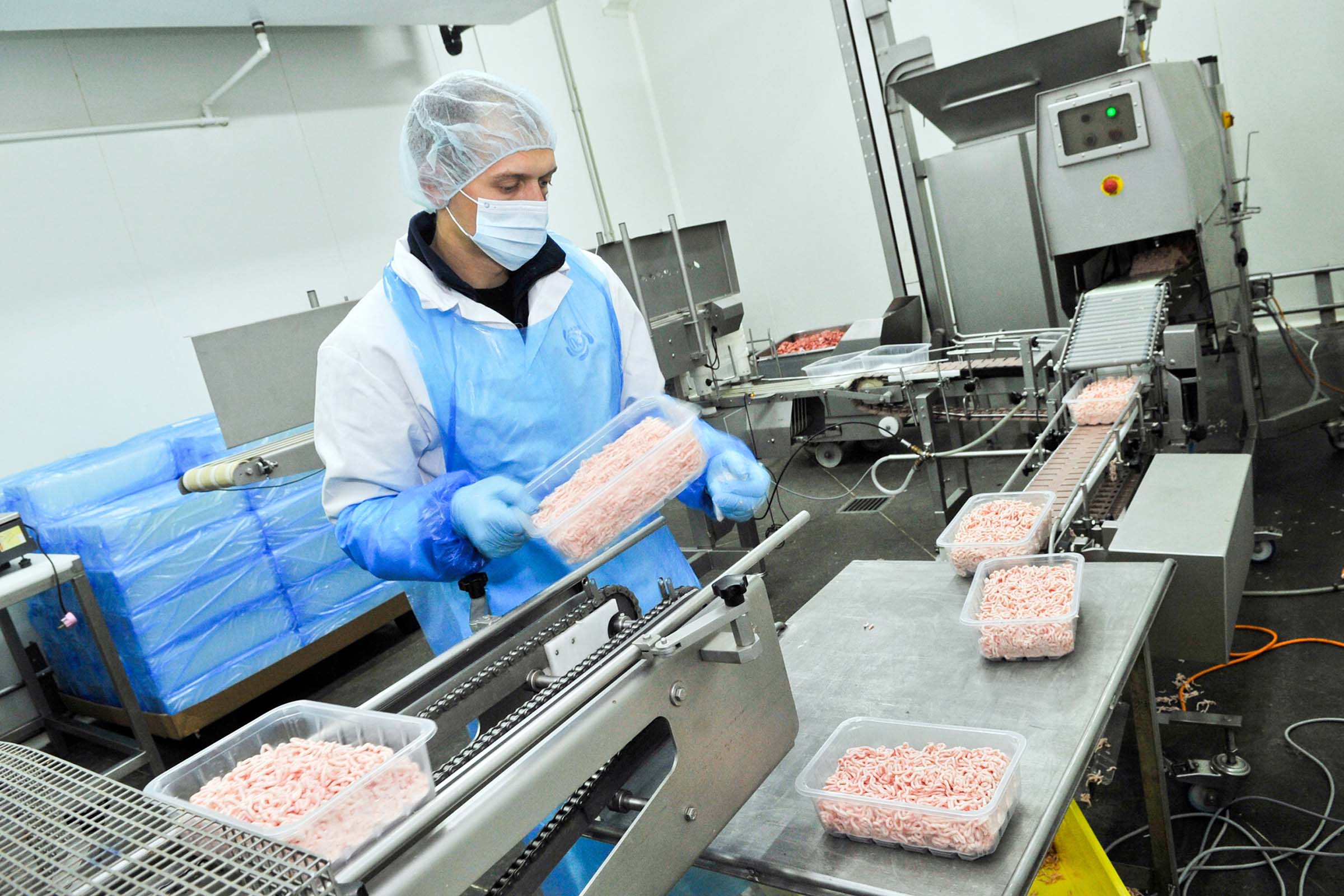 man som arbetar med att förpacka mat