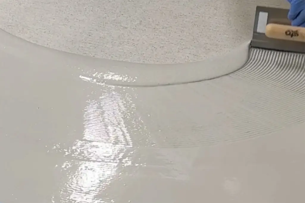 Cementbaserad epoxibeläggning