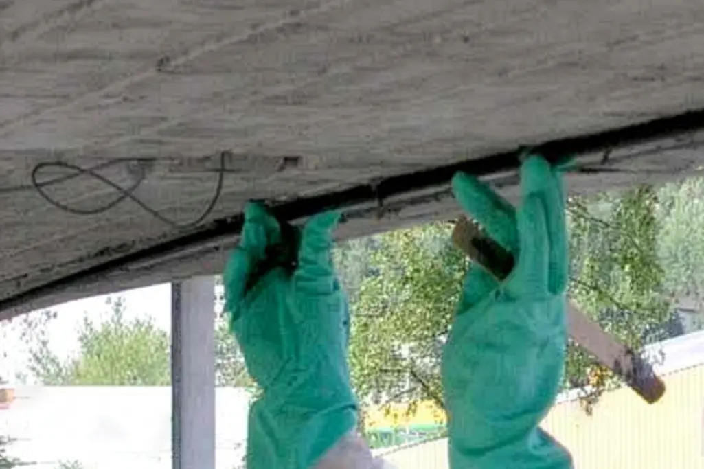 Närbild på när kolfiberstav installeras
