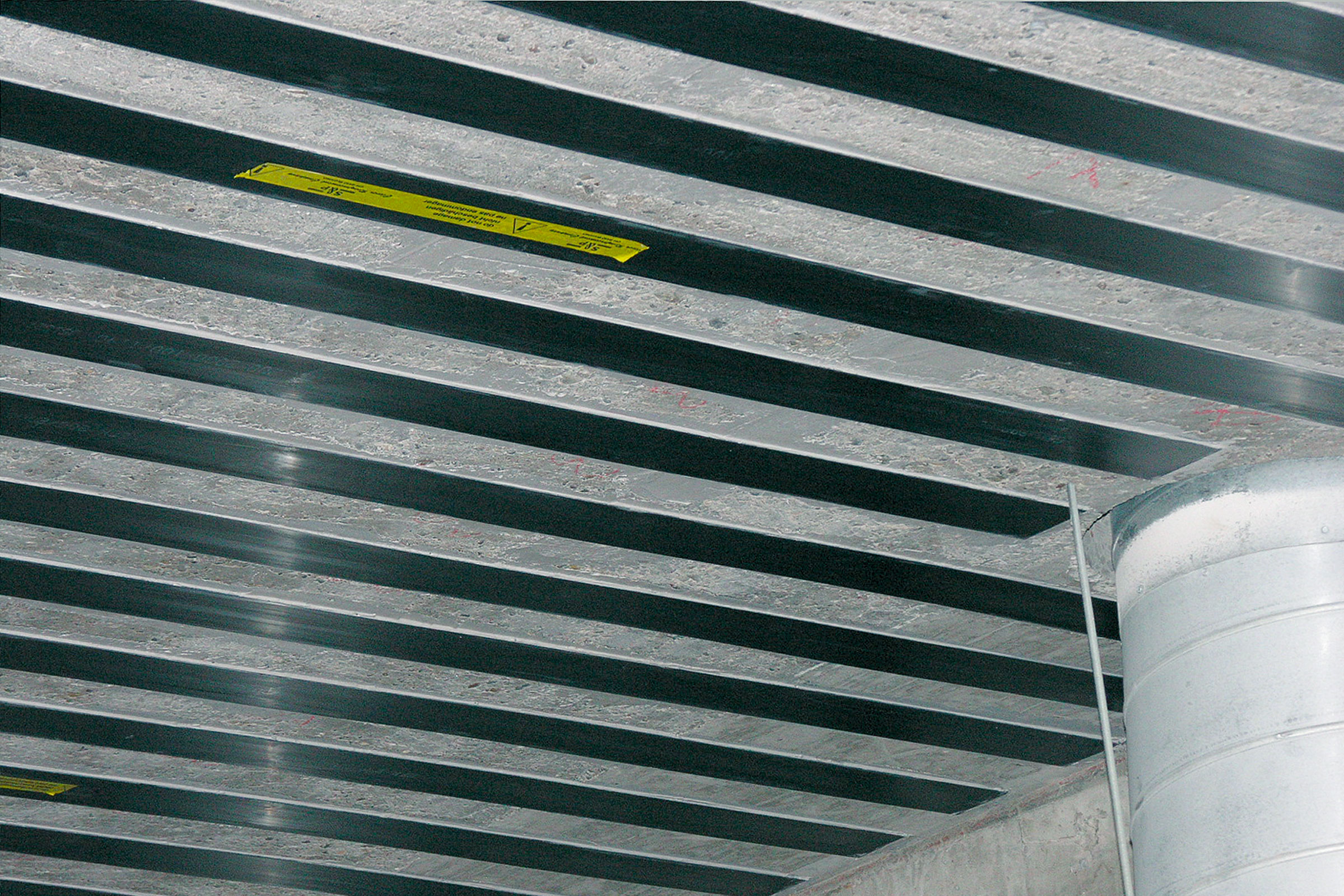 Kolfiberförstärkning i tak på parkeringshus i grå nyanser