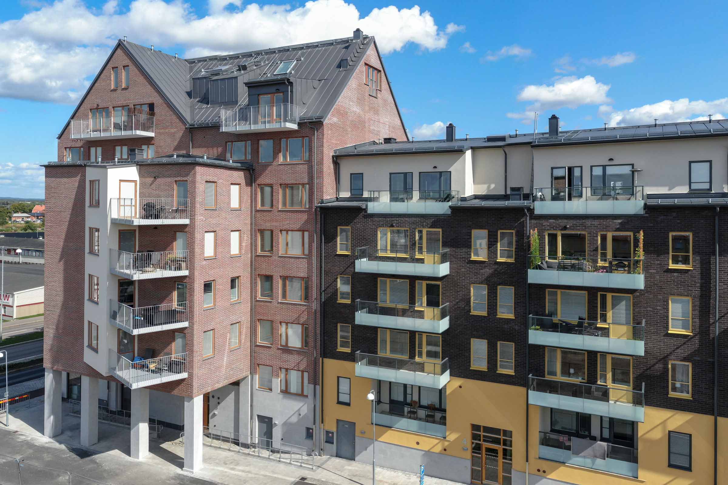 Lägenhetshus med det isolerade fasadsystemet StoTherm Mineral och StoBrick tunntegel