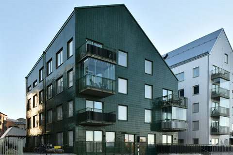 Smaragdgrönt tegel pryder fasaden