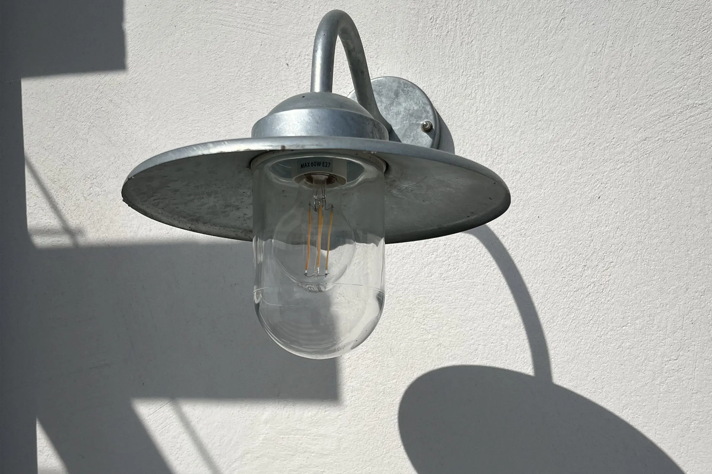 Putsad villa i Skillinge, närbild med lampa