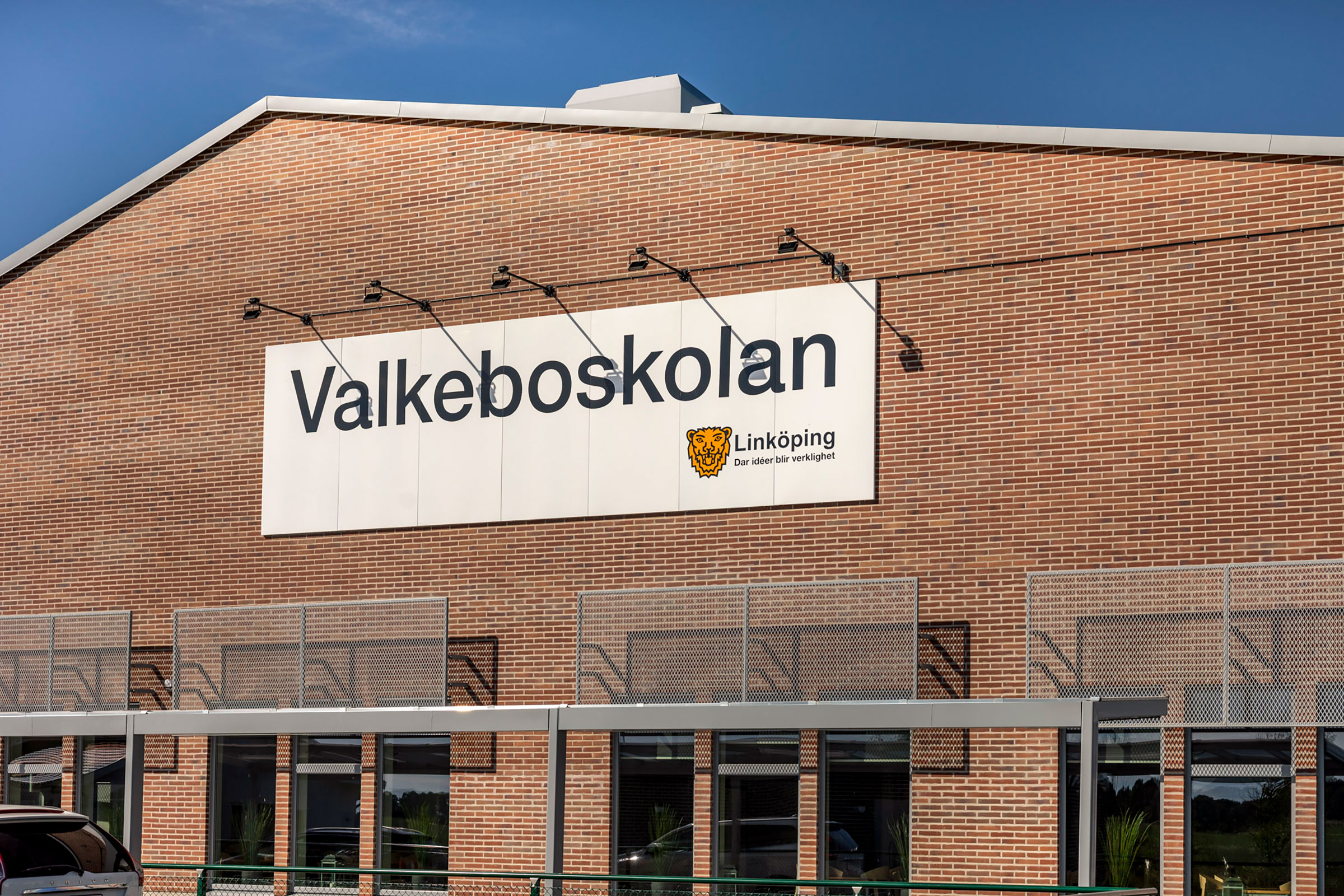 Nybyggd skola med tegelfasad