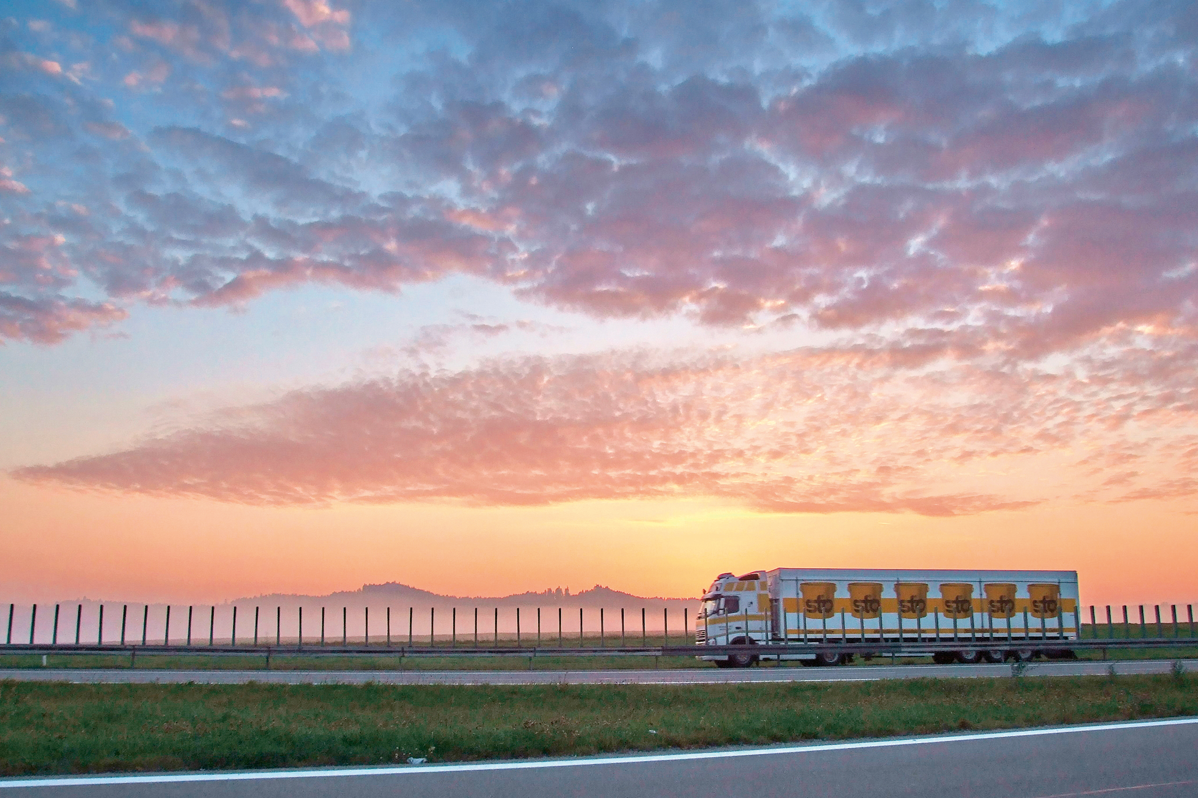 lastbil i solnedgång