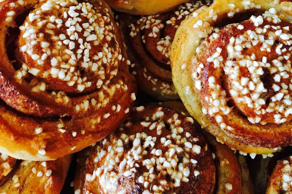 fika med kanelbulle